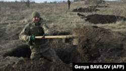 Военнослужащий 42-й механизированной бригады ВСУ роет окопы во время полевых военных учений в Донецкой области, 6 декабря 2023 года