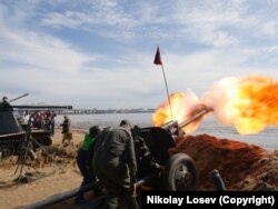 1 мая 2017 года. Санкт-Петербург, пляж парка 300-летия Санкт-Петербурга. Пятый военно-исторический фестиваль для всей семьи "Боевая сталь". Подросток производит холостой выстрел из орудия, представленного в интерактивной зоне фестиваля