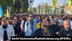 Участники митинга в поддержку закона о функционировании украинского языка у стен Верховной Рады. Киев, 25 апреля 2019 года