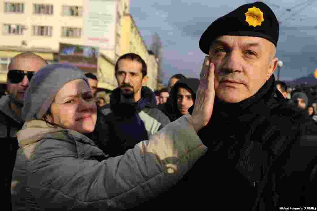 &quot;Общение&quot; народа с полицией. Сараево, 6 февраля