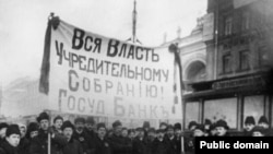 Лозунг "Вся власть Учредительному собранию!" был популярен и в "белом движении", и среди революционеров. Правда, далеко не всех