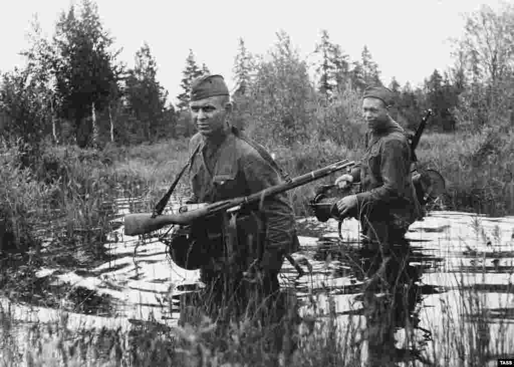 Russia -- World War 2, signallers making a rout, 1942