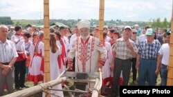 Старейшина Виталий Станьял передает соху молодежи