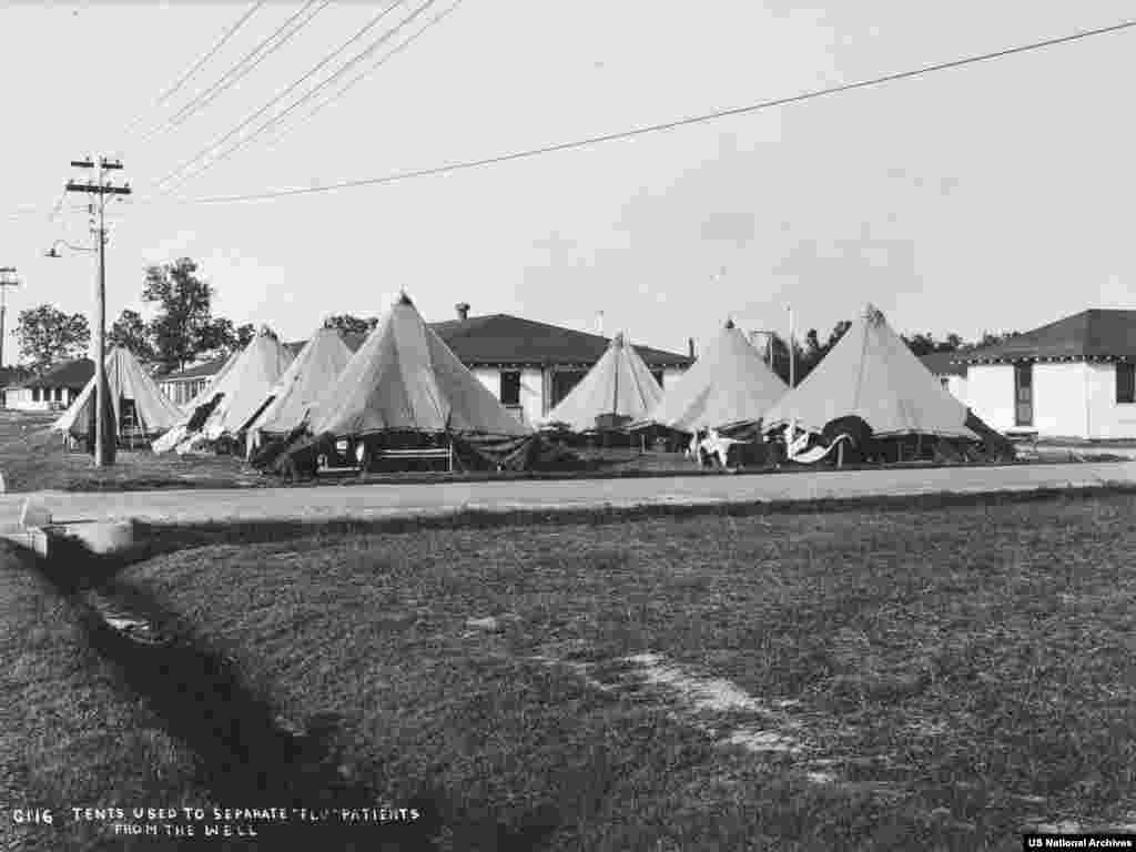 Палатки для больных &quot;испанкой&quot; в Арканзасе в 1918 году.&nbsp; &nbsp; Никакой вакцины против вируса не было, не были еще изобретены антибиотики для борьбы с осложнениями после гриппа. Только изоляция больных и личная гигиена могли предохранить от заражения испанским гриппом.&nbsp;&nbsp;