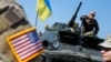 Военный инструктор армии США и украинские военнослужащие во время многонациональных учений «Rapid Trident 2019» в Международном центре миротворчества и безопасности под Львовом, 24 сентября 2019 года